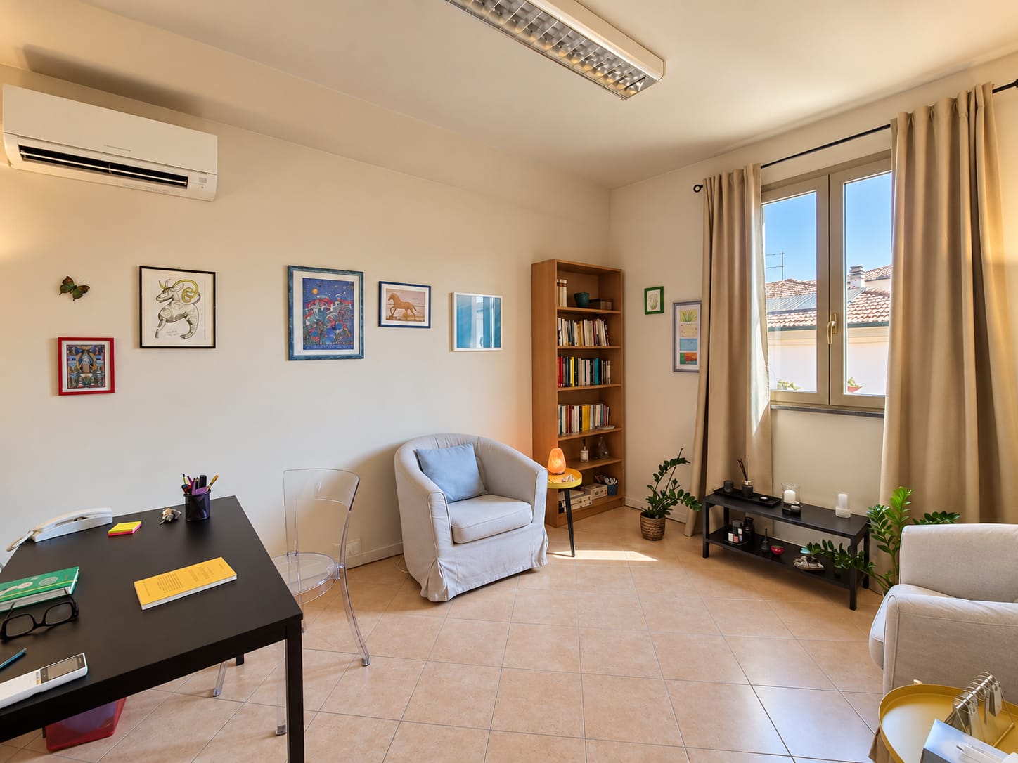 Le poltrone e lo spazio per il colloquio nello studio di Pontedera