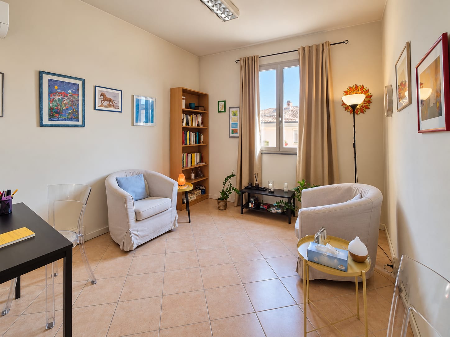 Lo studio di psicoterapia di Tiziana Giancola a Pontedera, con due poltrone per il colloquio